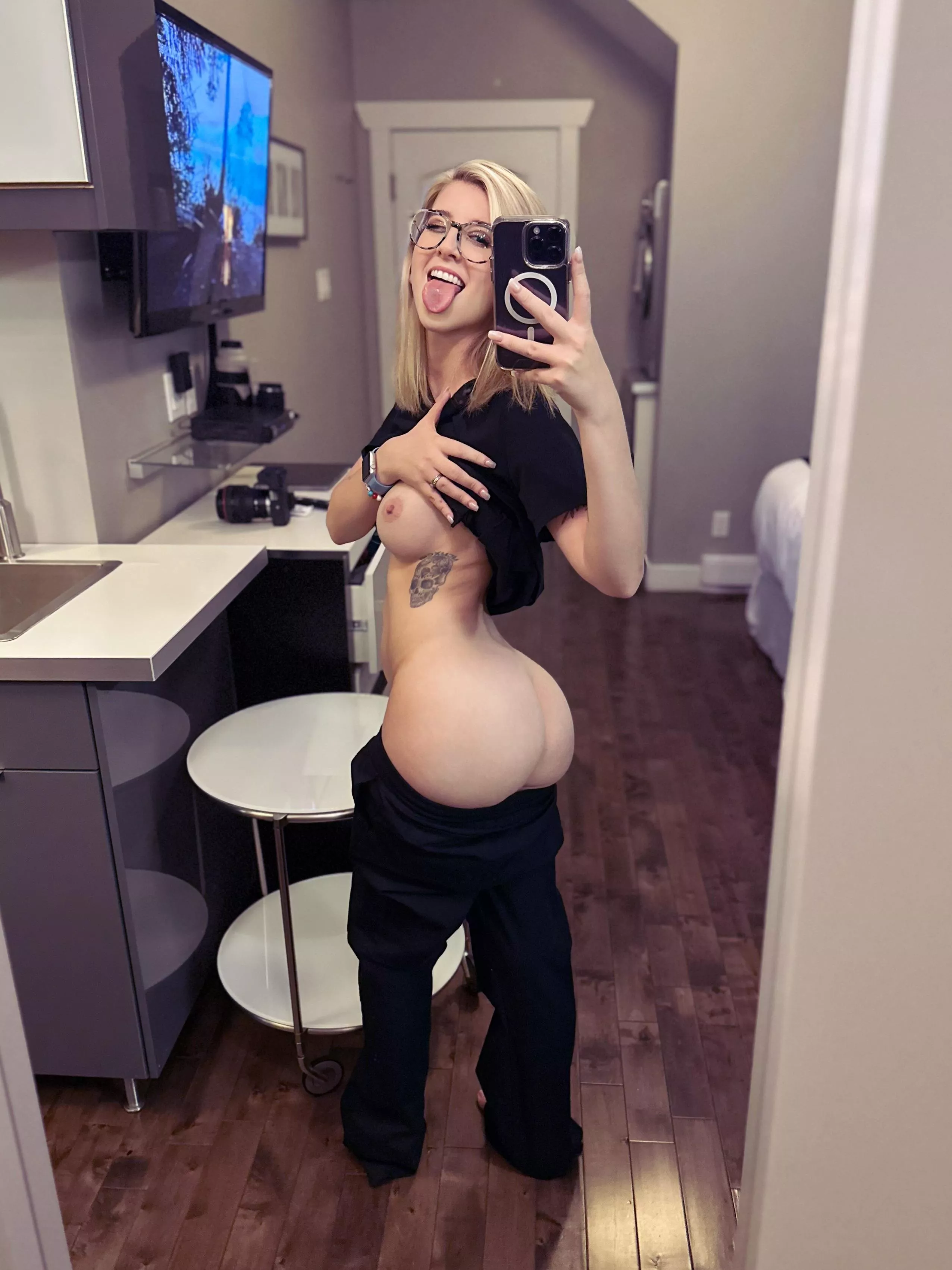 Ass and titties ☺️ posted by notevenemmajones