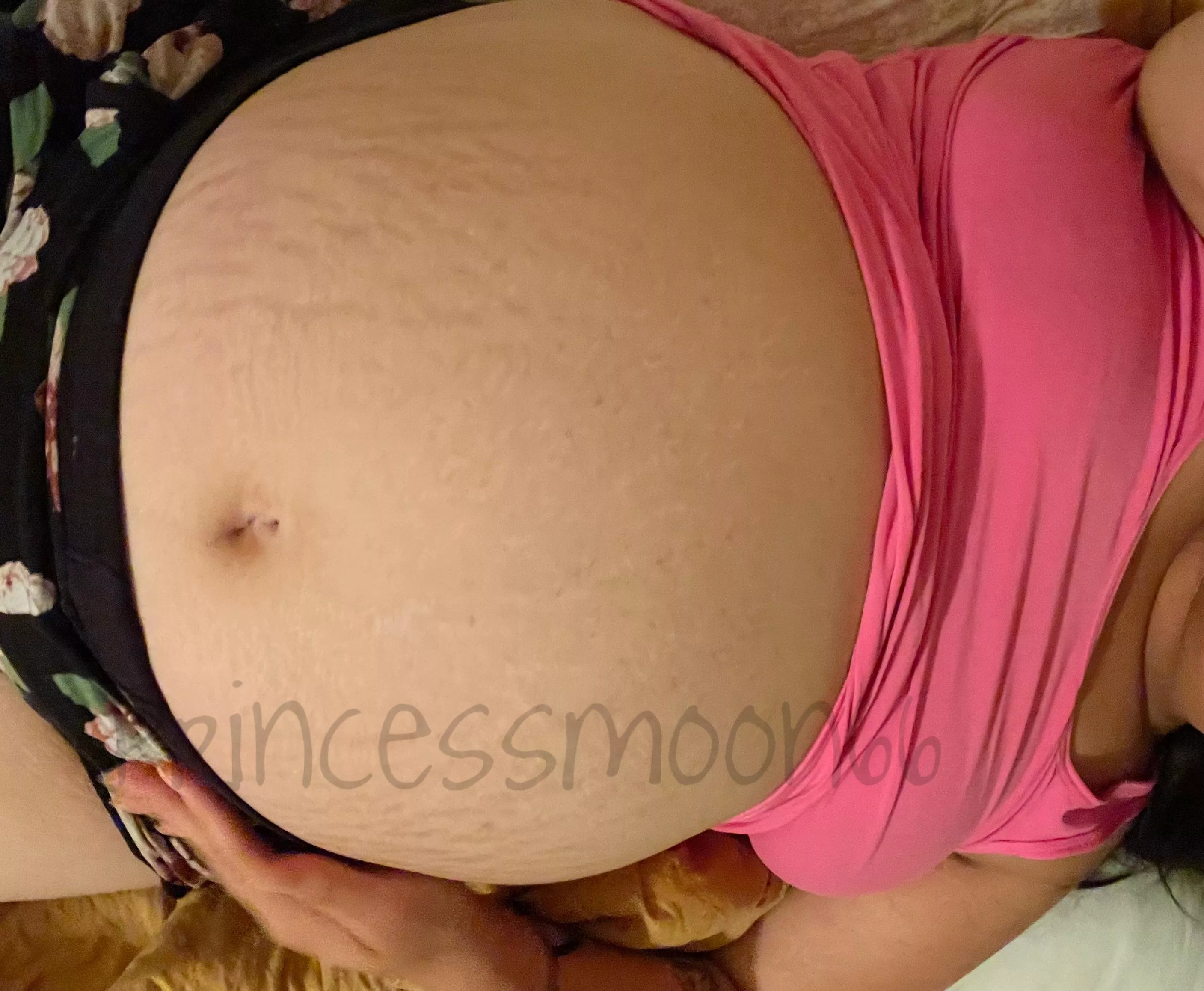 Belly button is getting ready to POP 💦 can you cum all over my big belly? 🤰🏻 posted by Milkymooon66
