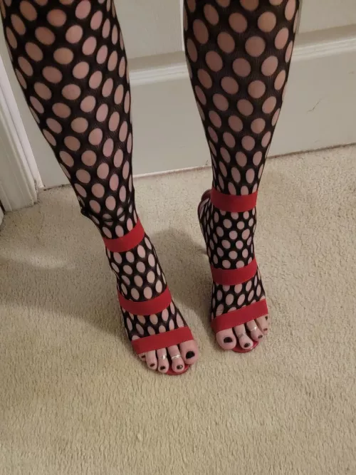 Cute toes? by sweetfeet30127