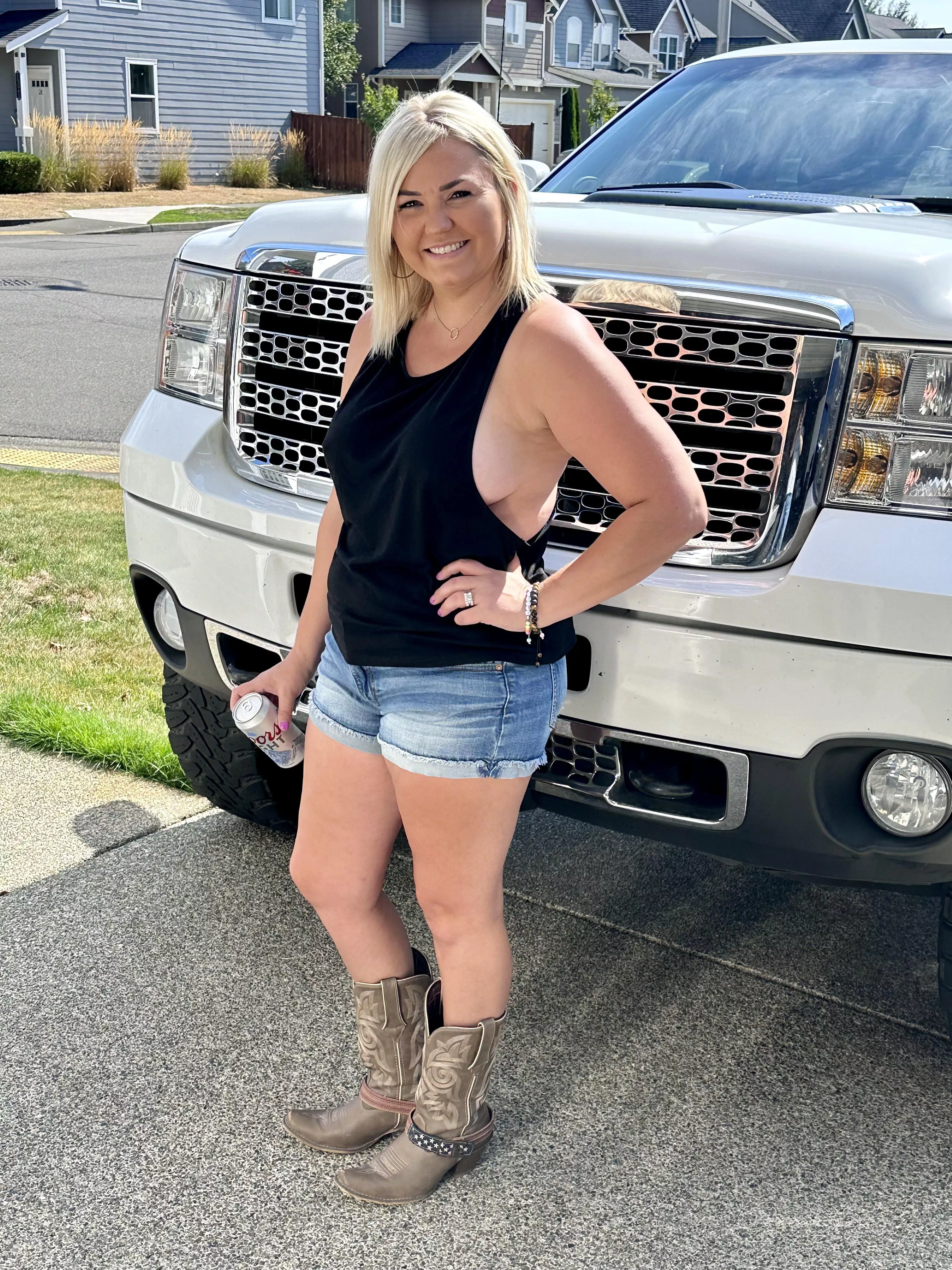 Just a regular mom and wife who loves teasing people and turning heads in public. 💋 posted by kinkyWAcpl