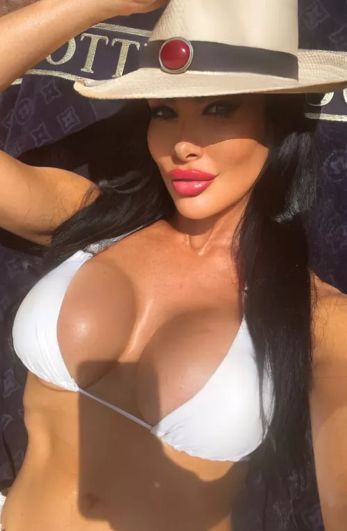 They glow in the sun by Tiny7217