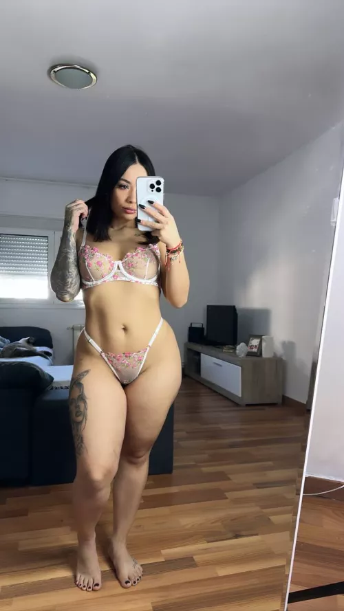 Am I curvy enough to be your ideal girl? by PrudentMechanics