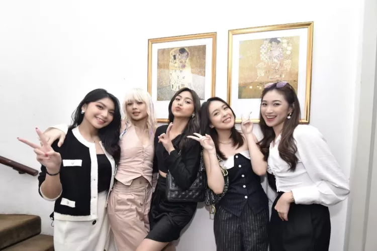 Asian Girls Only! by redblack182