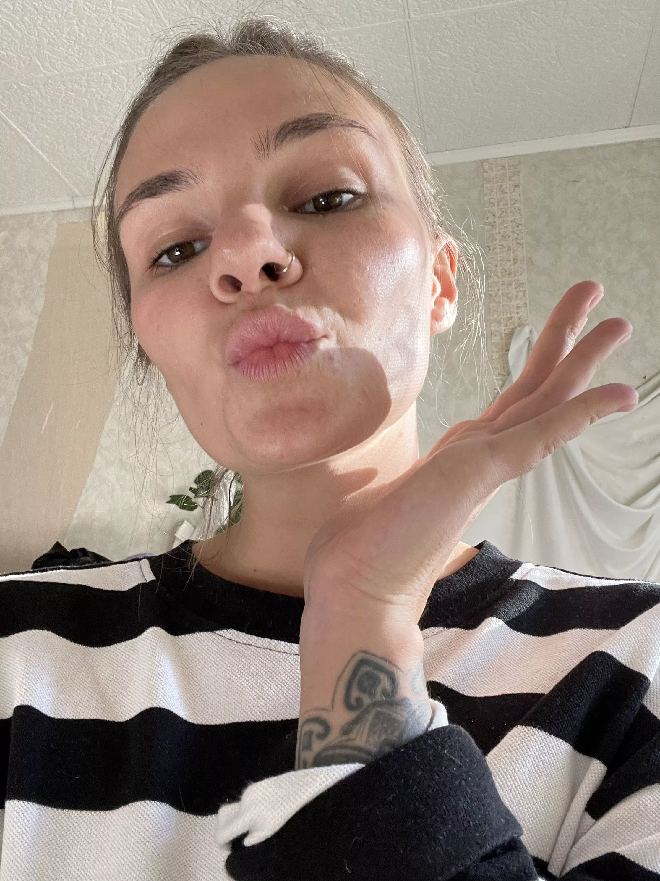 Can you resist the allure of my seductive caress? posted by InvitingHack171