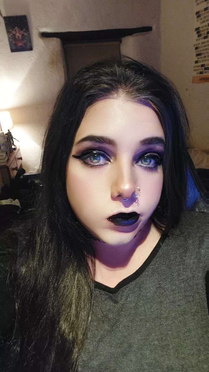 Forst thoughts seeing me? :3 feel free to say hai 💕 posted by MicaMelody