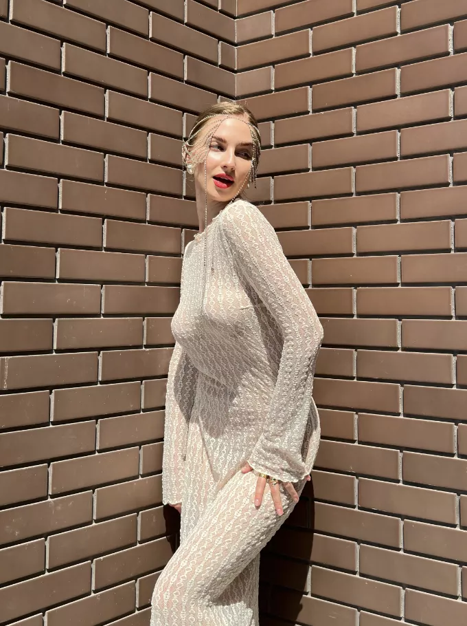 lady in the white posted by thinlyFork55