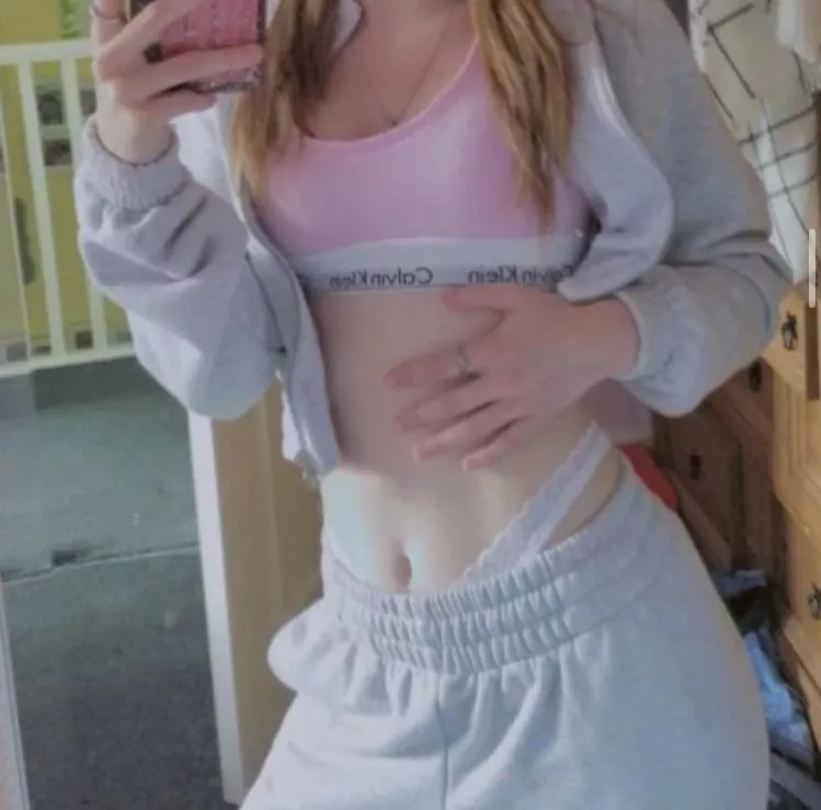 Lizzie🥵 posted by LettuceForsaken8194