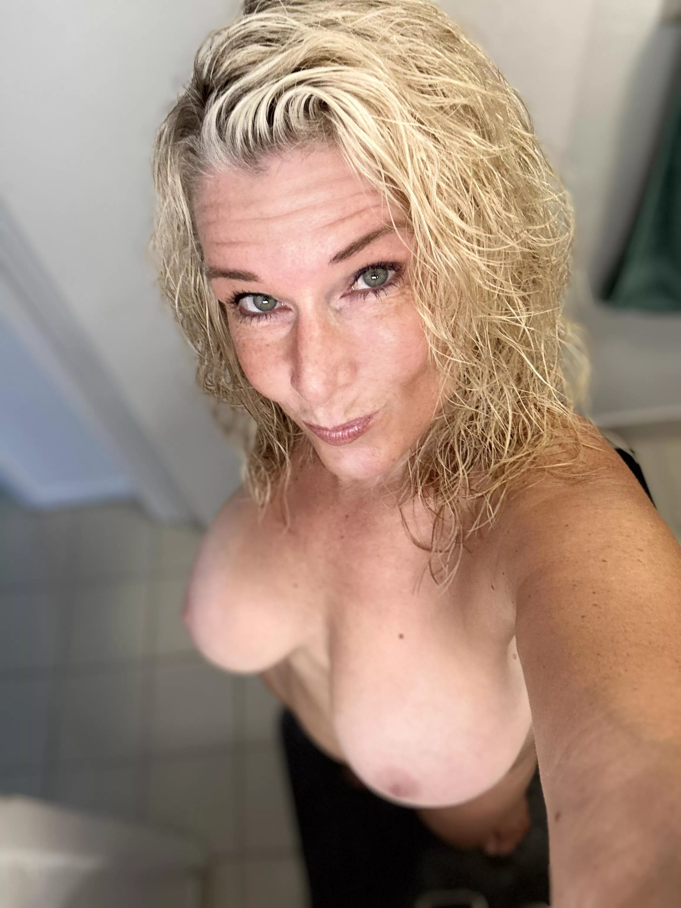 Sending nudes to the first 200 men who comment their age posted by Lilcutie_XD