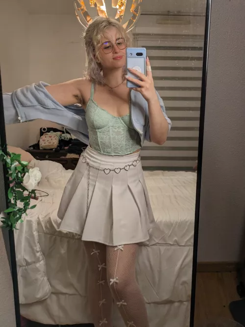 Took this pic without noticing my hairy armpits but now that i do i find them kinda cute 🫣😳 by Emirialovesu