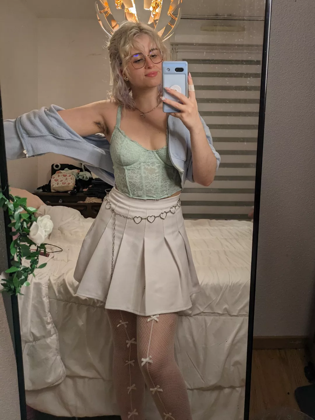 Took this pic without noticing my hairy armpits but now that i do i find them kinda cute 🫣😳 posted by Emirialovesu