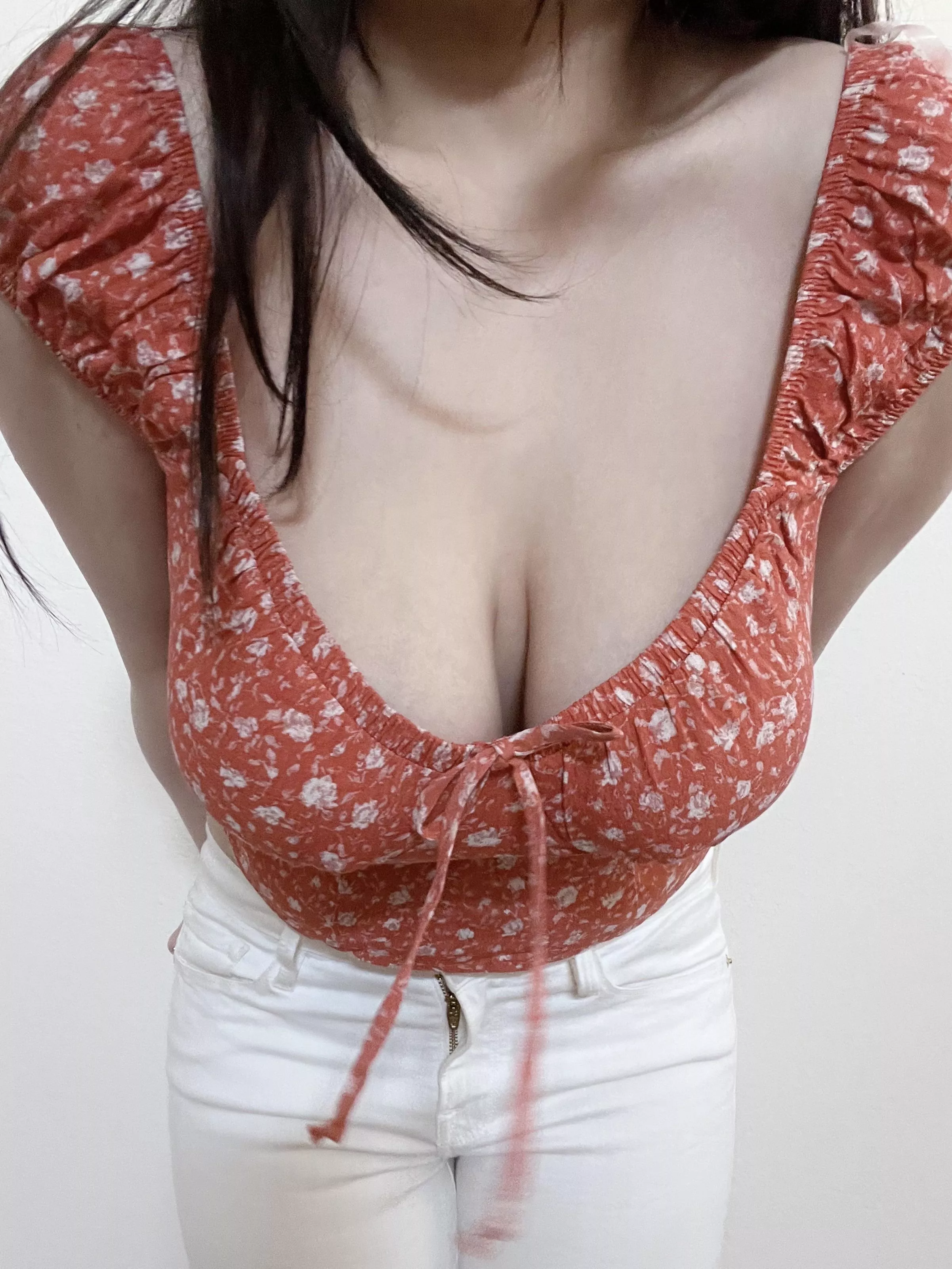 Would you mind if I leaned over like this in front of you? ☺️ posted by doubledeeshygal