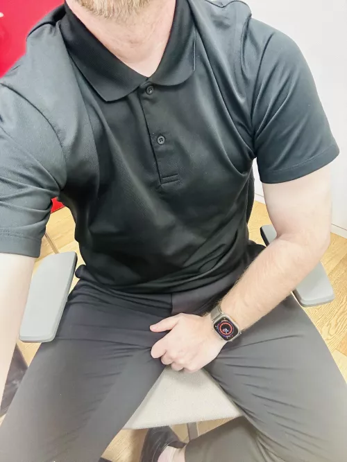 43 at work and up for a chat se.3273 by sese3273