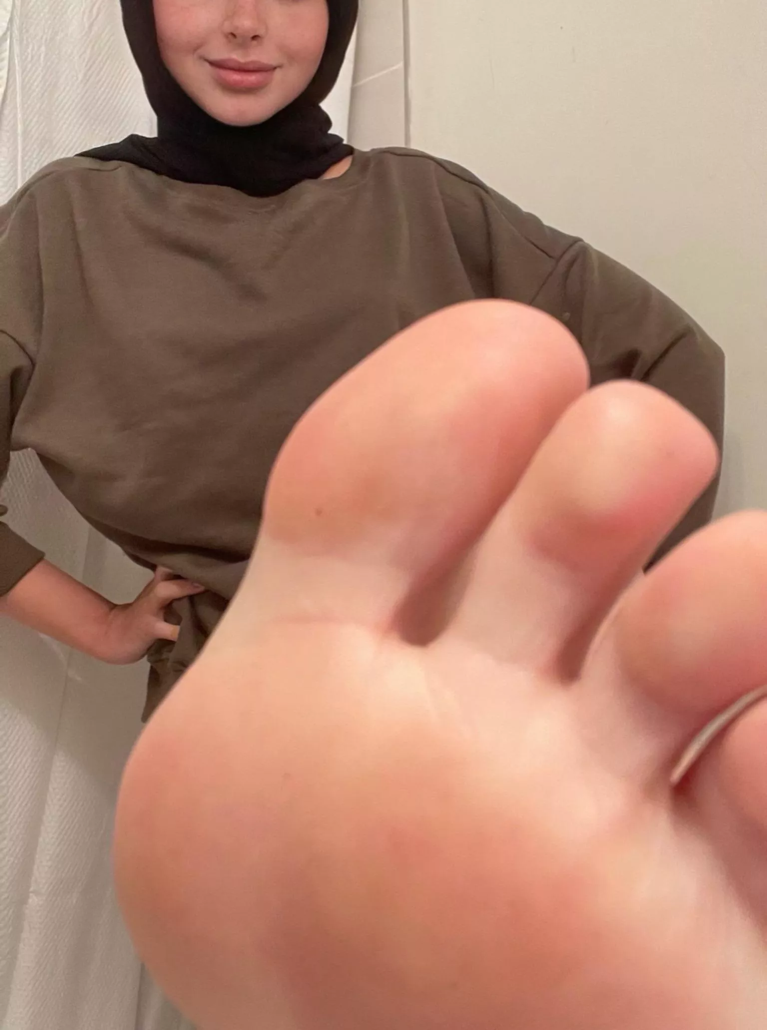 Hey, it’s me again … did you miss me ? posted by arab_feet