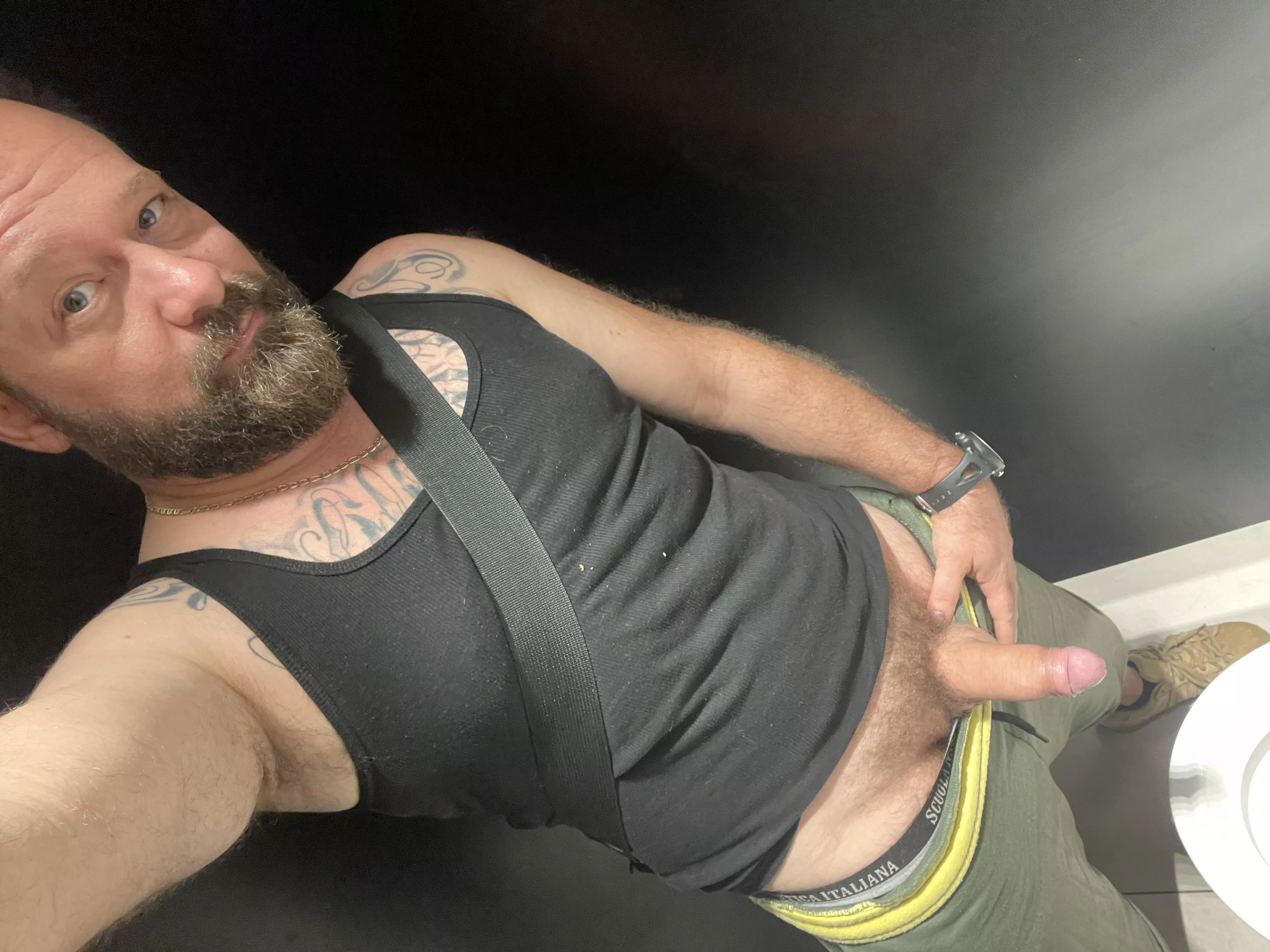 I'm waiting for you in this public toilet (43) posted by Manu_It80