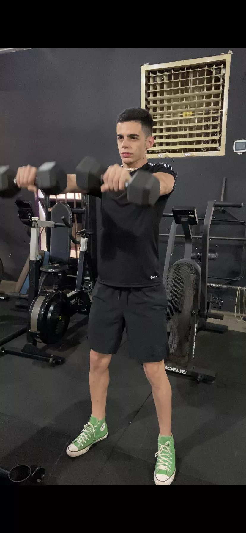 this morning at the gym the training was chest and shoulders😍 posted by DriverParticular