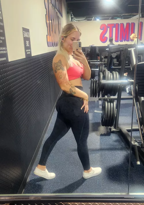 I cannot find good lighting in this gym but my butt looks nice huh by kyleemonica