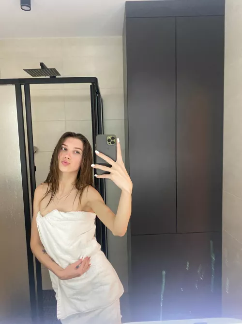 I like to take selfies after a shower F19 by Blautschi