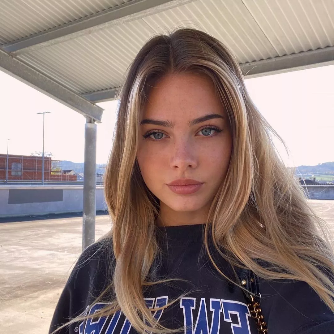 Sara Crumbleleg posted by summermadness89