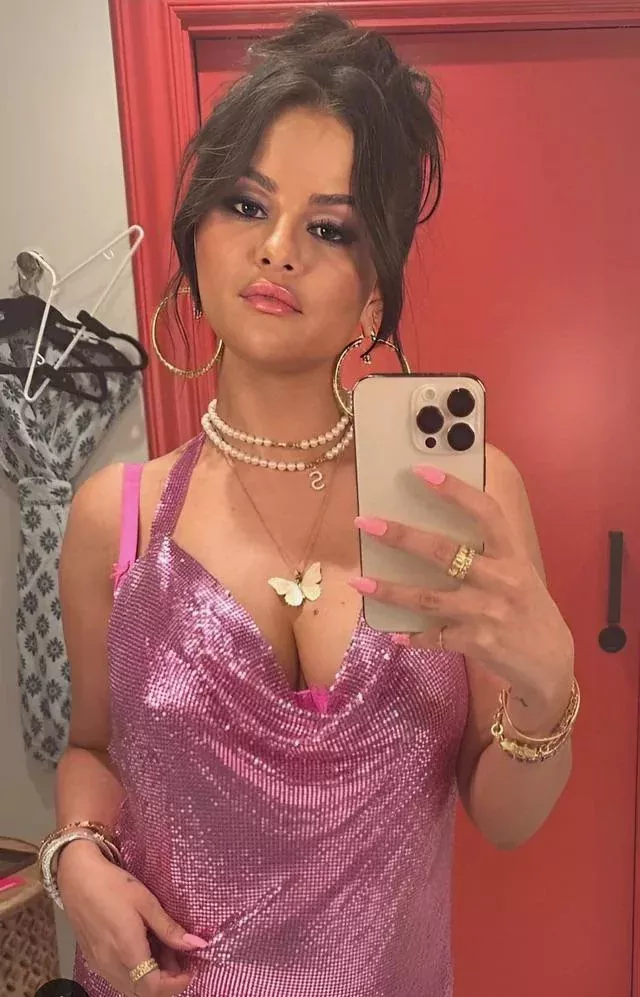 I just can't resist Selena's tits, gets me so hard posted by sicklittlegamess