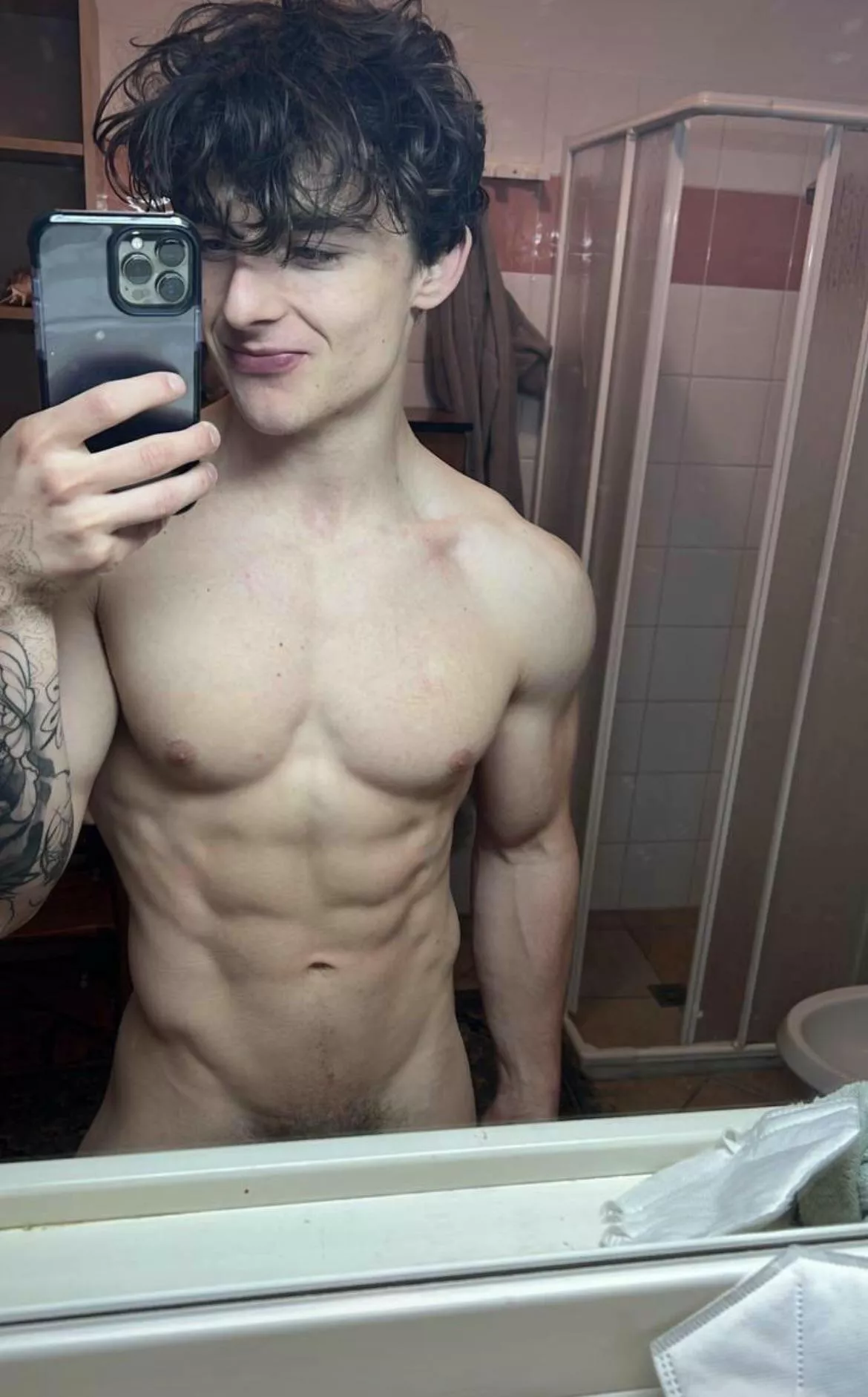 Photo taken before I went into the shower with my friend from Ghana ?🍆🤤 posted by SpolliOF