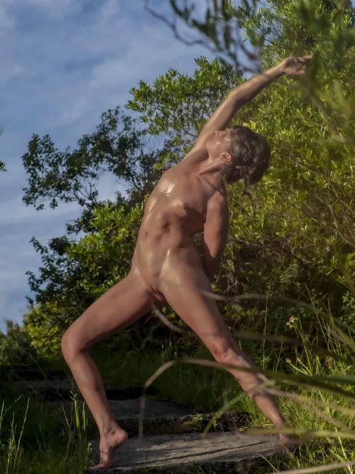 Sweaty side bend 💦☀️ by chiaracolognola