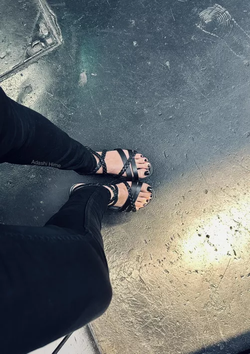 Waiting for the subway... would you stare ? by adashi_hime