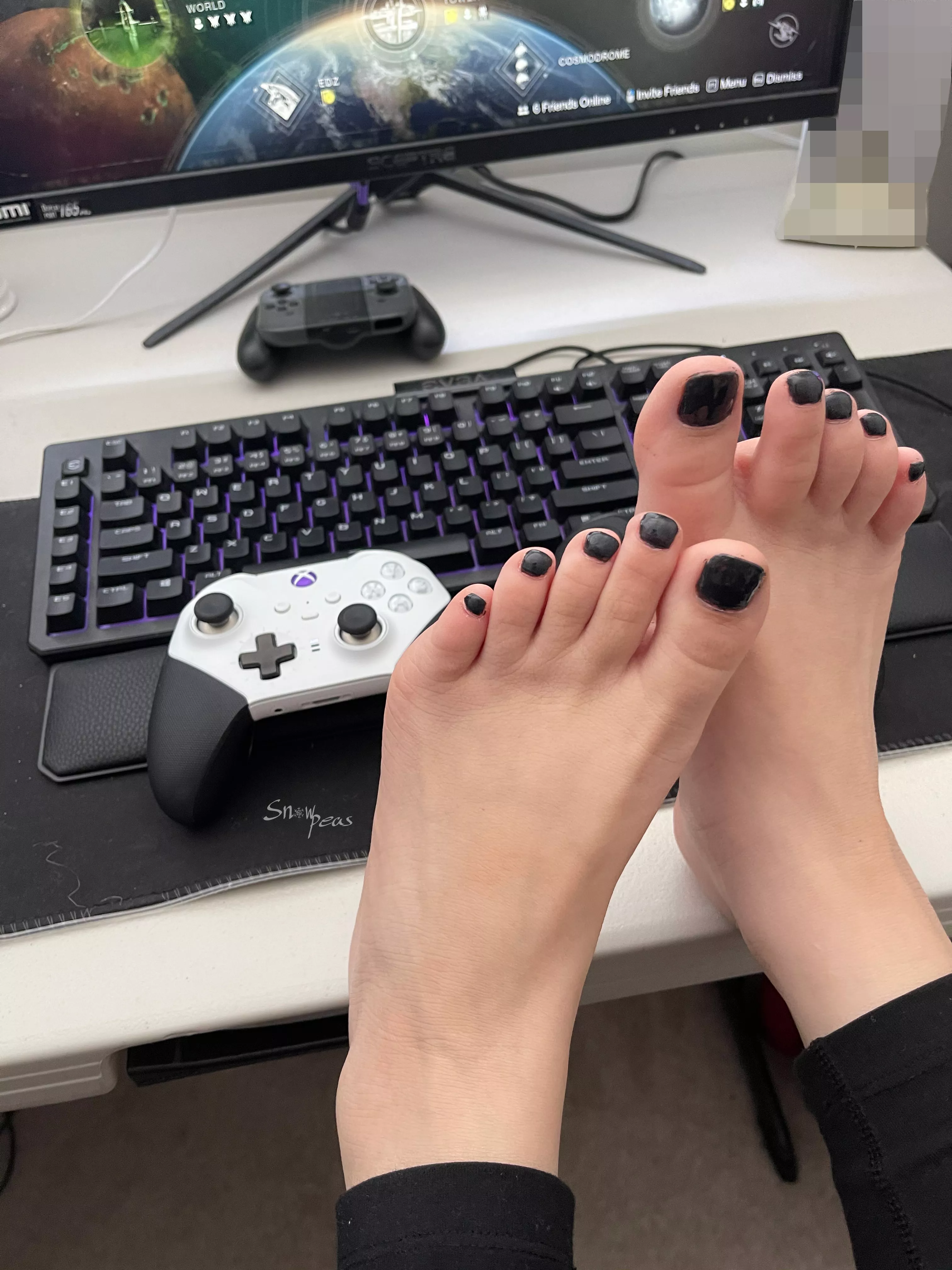 Would you like to worship my gamer feet? 😳🎮 posted by snowpeas88
