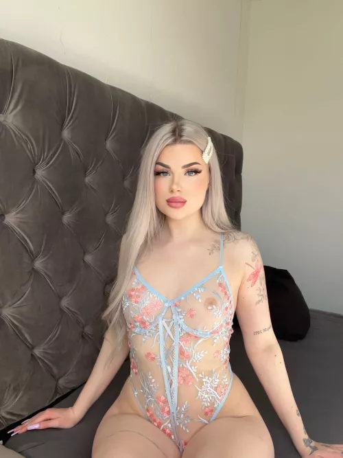 19y/o and need someone to make contenth with by FlorenceElsie