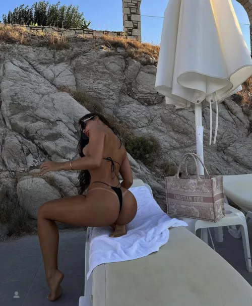 i need someone who can put some sun lotion on my ass by 2Independent_Peanut1