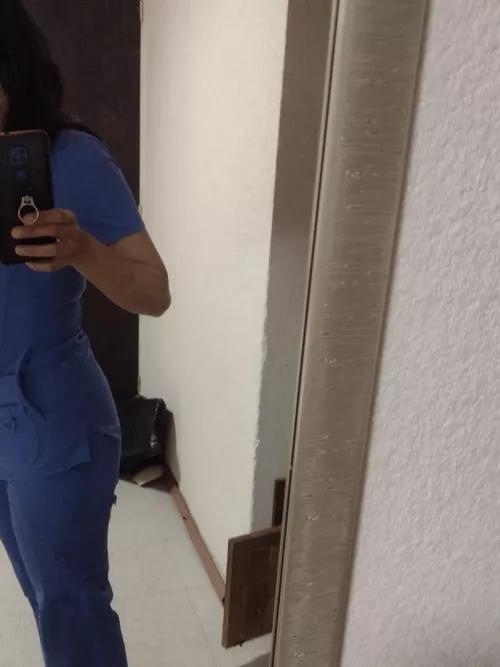 My butt looks nice in this scrub by cardiobsy