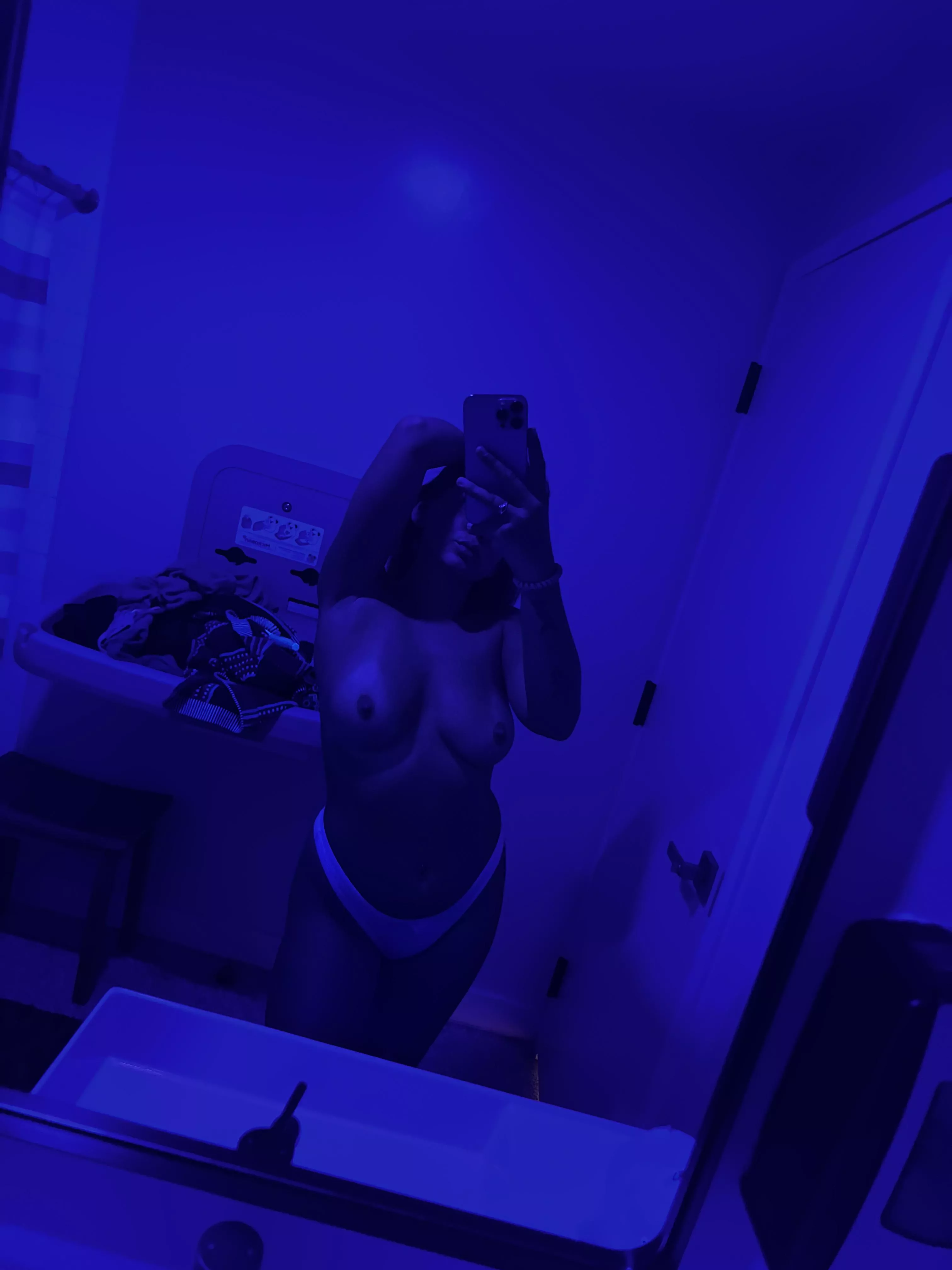 Another typical mirror selfie posted by babykt02