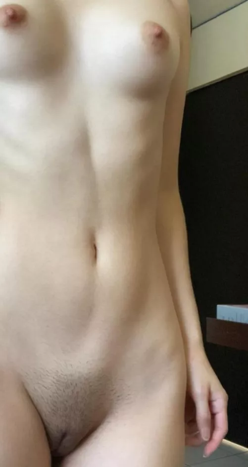 [F] 22, 135lbs, 5' 4