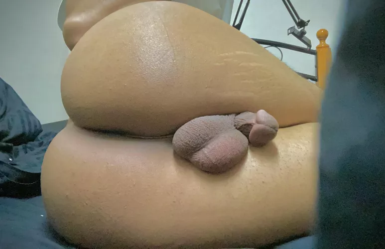 Hot position for easy access & exchange kisses, right? 🥴 by alienisaac89