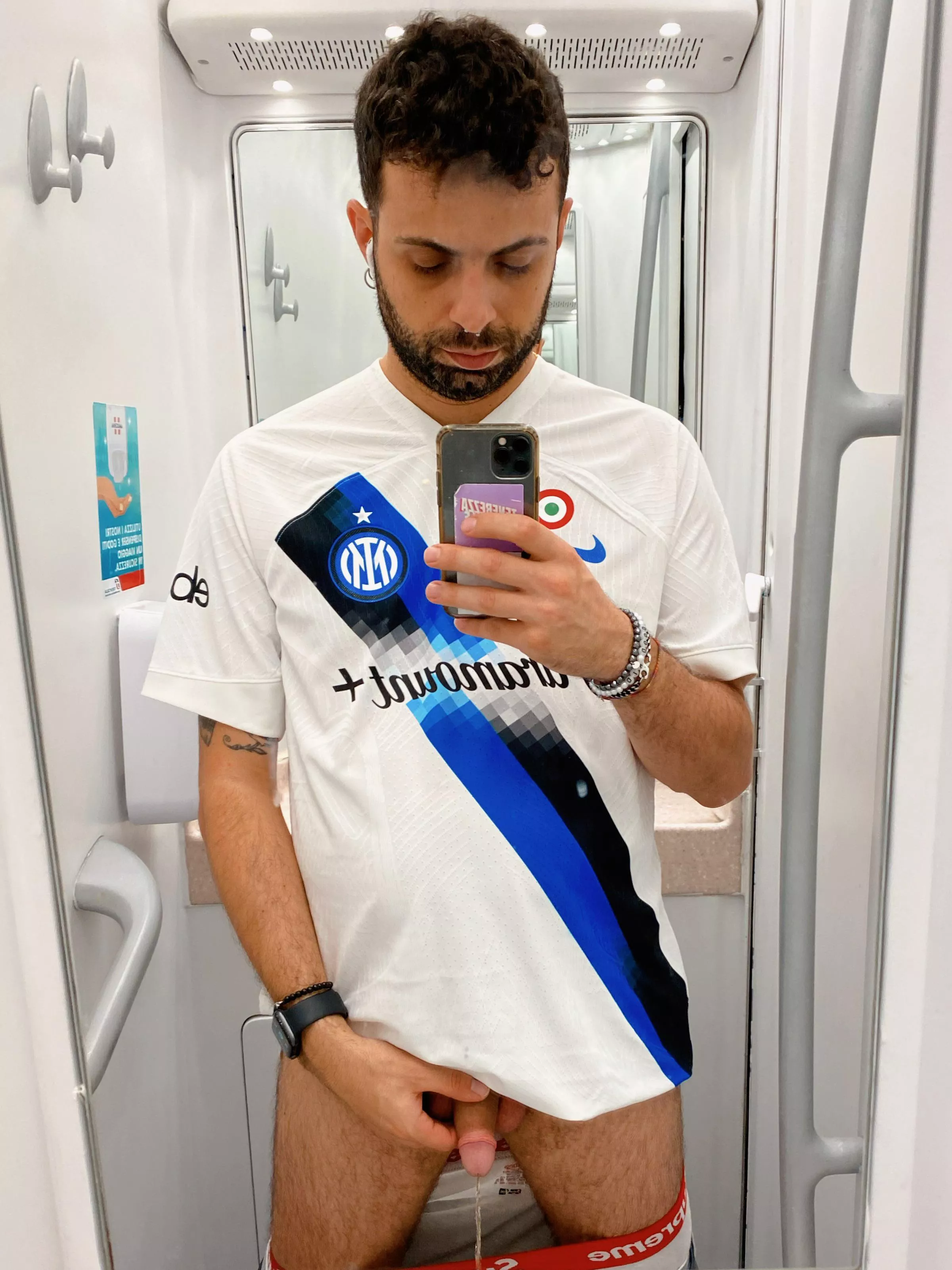 pissing on train posted by GiugnoD