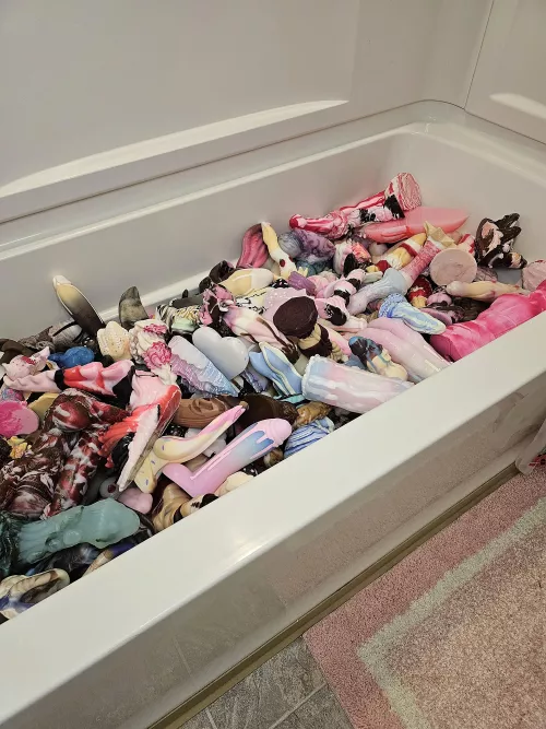 A bathtub of silicone 🩷 by BattyBombshell