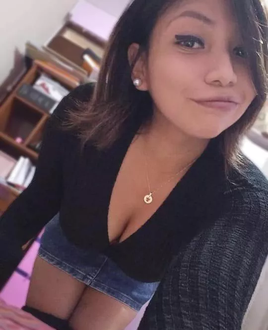 (F) The necklace gives a better look 😊 posted by SexyAzucena