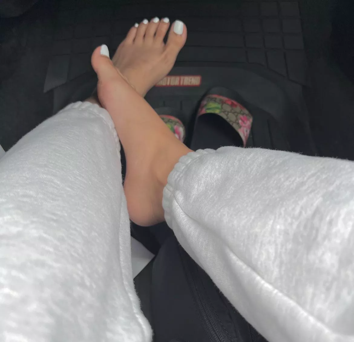 My pretty white toes 🤍 posted by riccccchhh