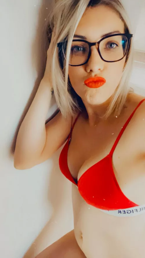 Bonjour tout le monde by emily-onlyfans