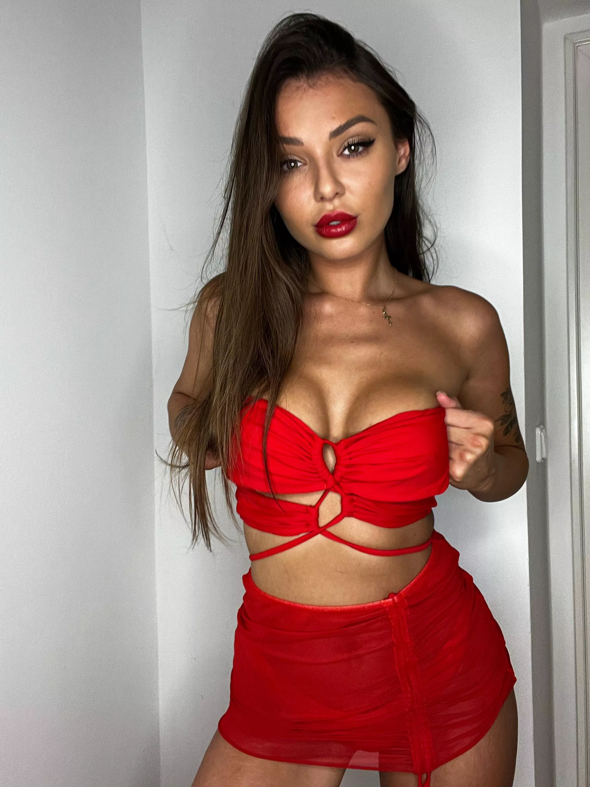 Jerk off to this on your lunch break posted by Emilia_Bella