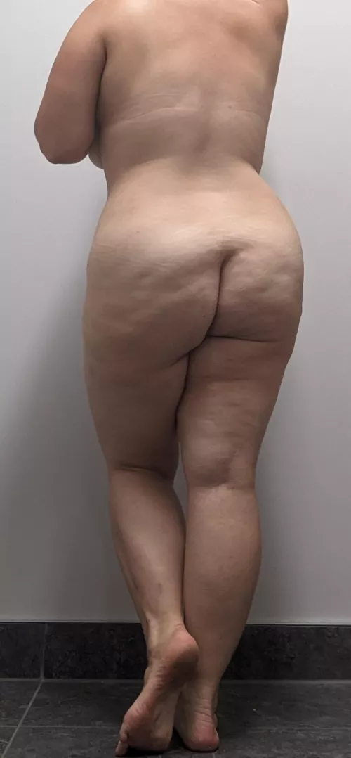 30 f 150 lbs 5ft 2. Feel insecure about pictures from behind. by sub_9876