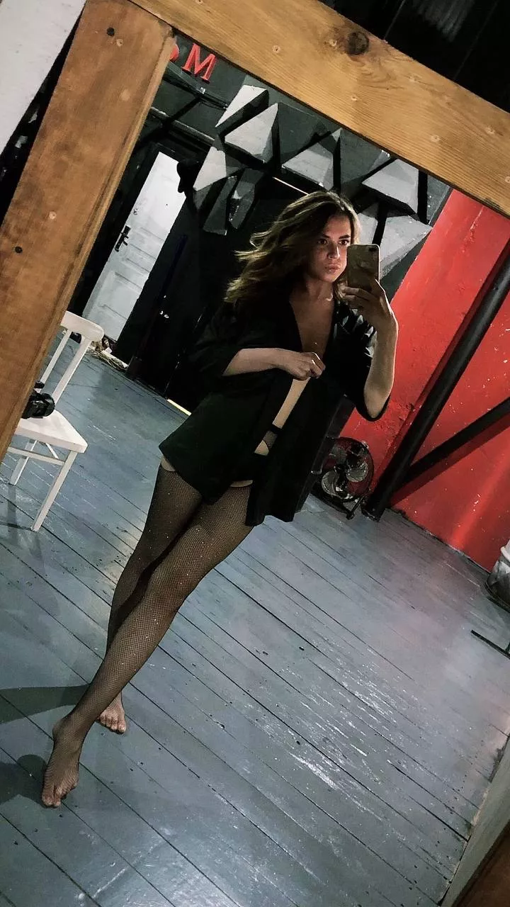 Hi i am Mia (F24) posted by happy_inaccuracy