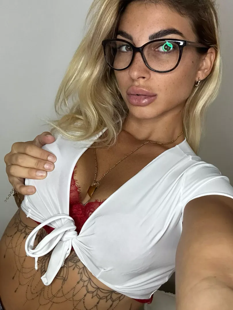 may i be your teacher?👩🏼‍🏫💗 posted by bitterdigres