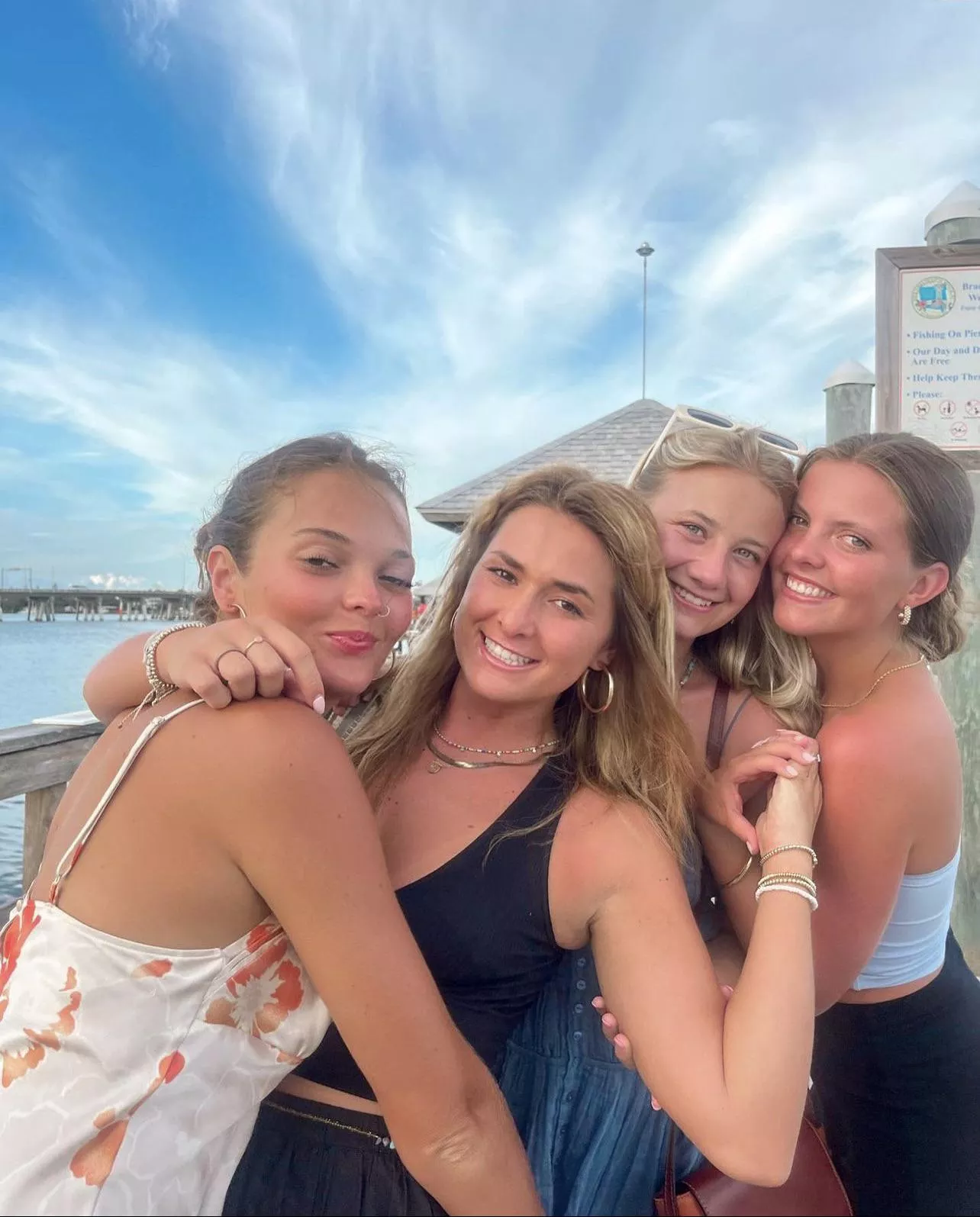 Beach babes posted by BingB0ngBoi