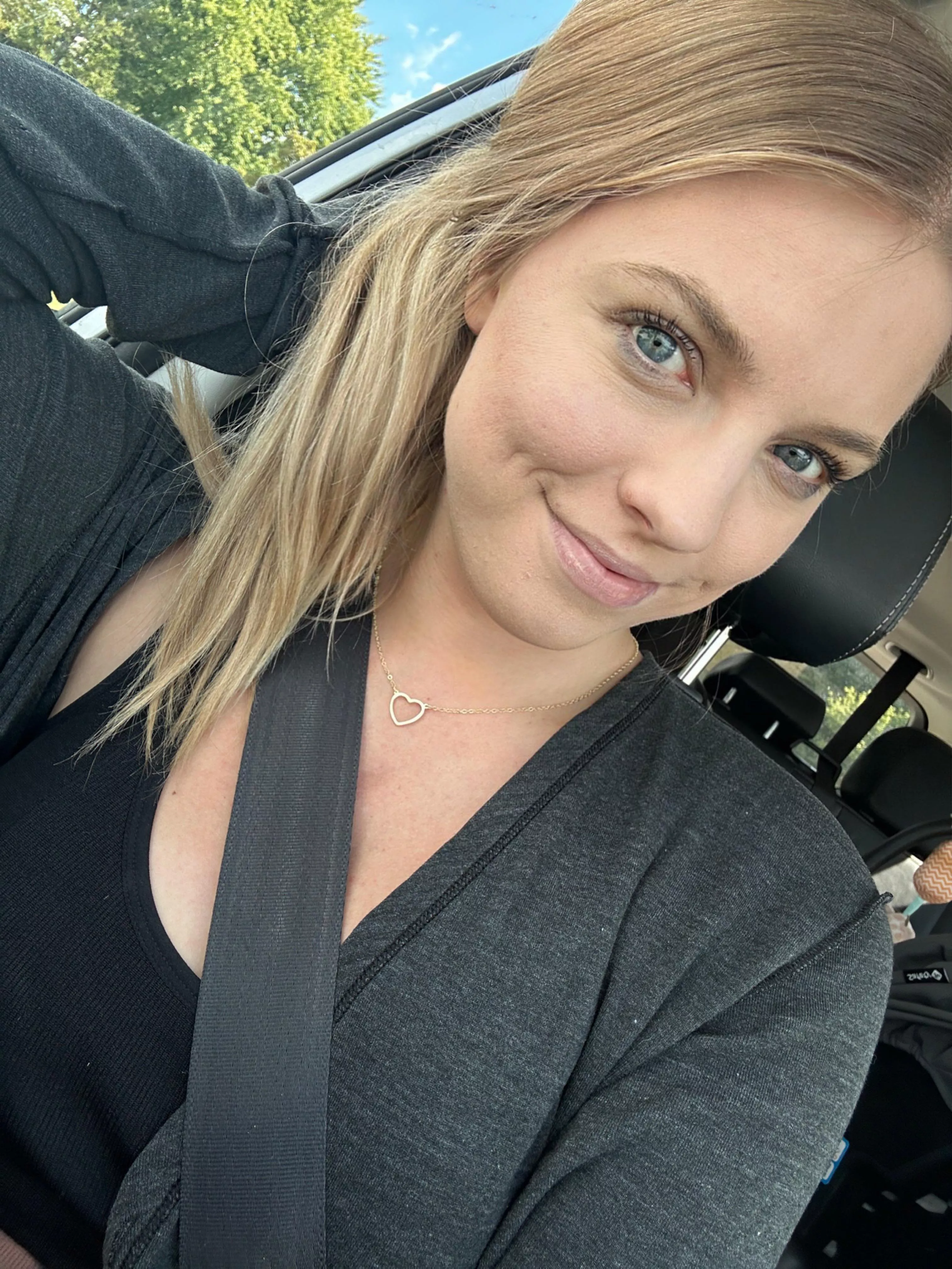 Happy Thursday!! 🥰 posted by chloeeelisexoo