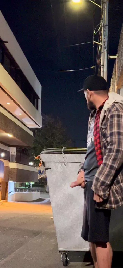 Meet behind the dumpster? posted by buddybritk77