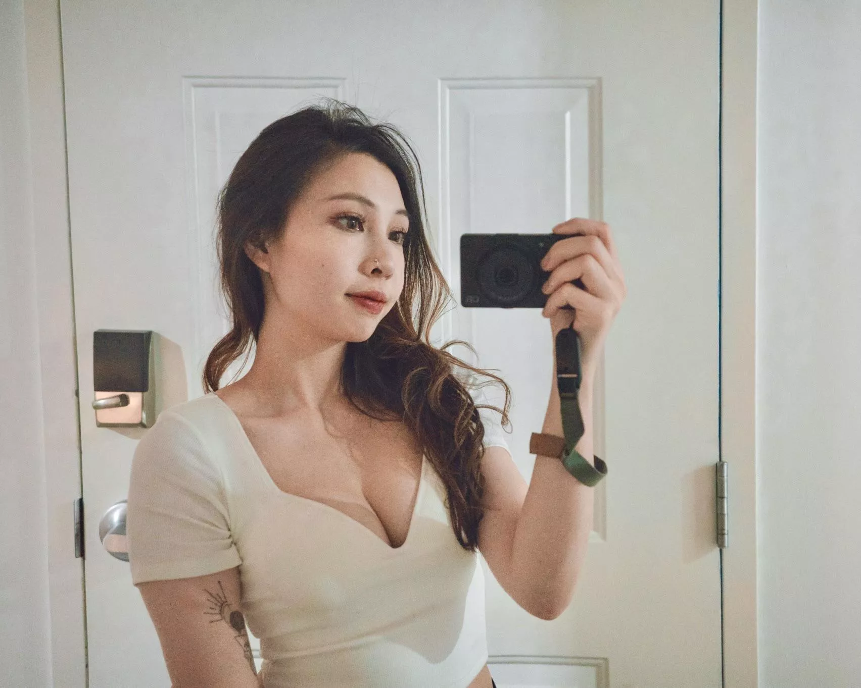 Mirror selfie ~ posted by Skylarlilith5