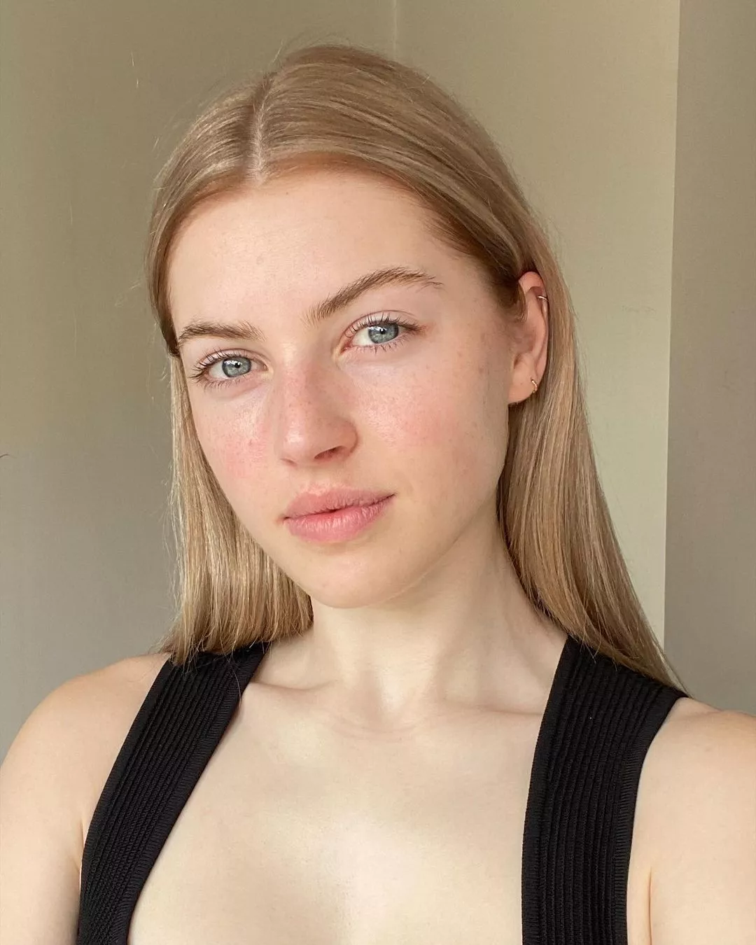 Annie Knowles posted by insertusernamealt