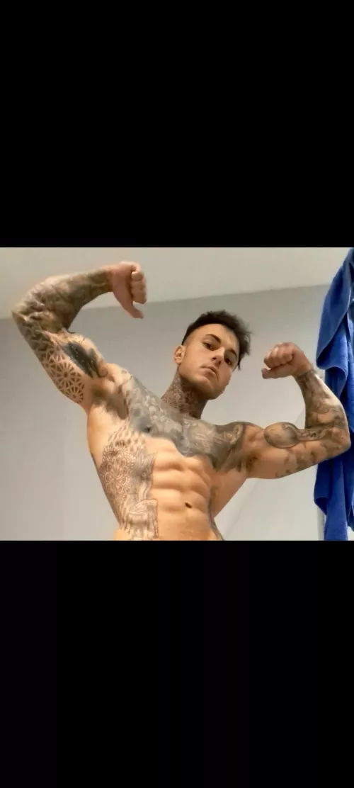 Biceps and abs ;) by bahamianDowel769