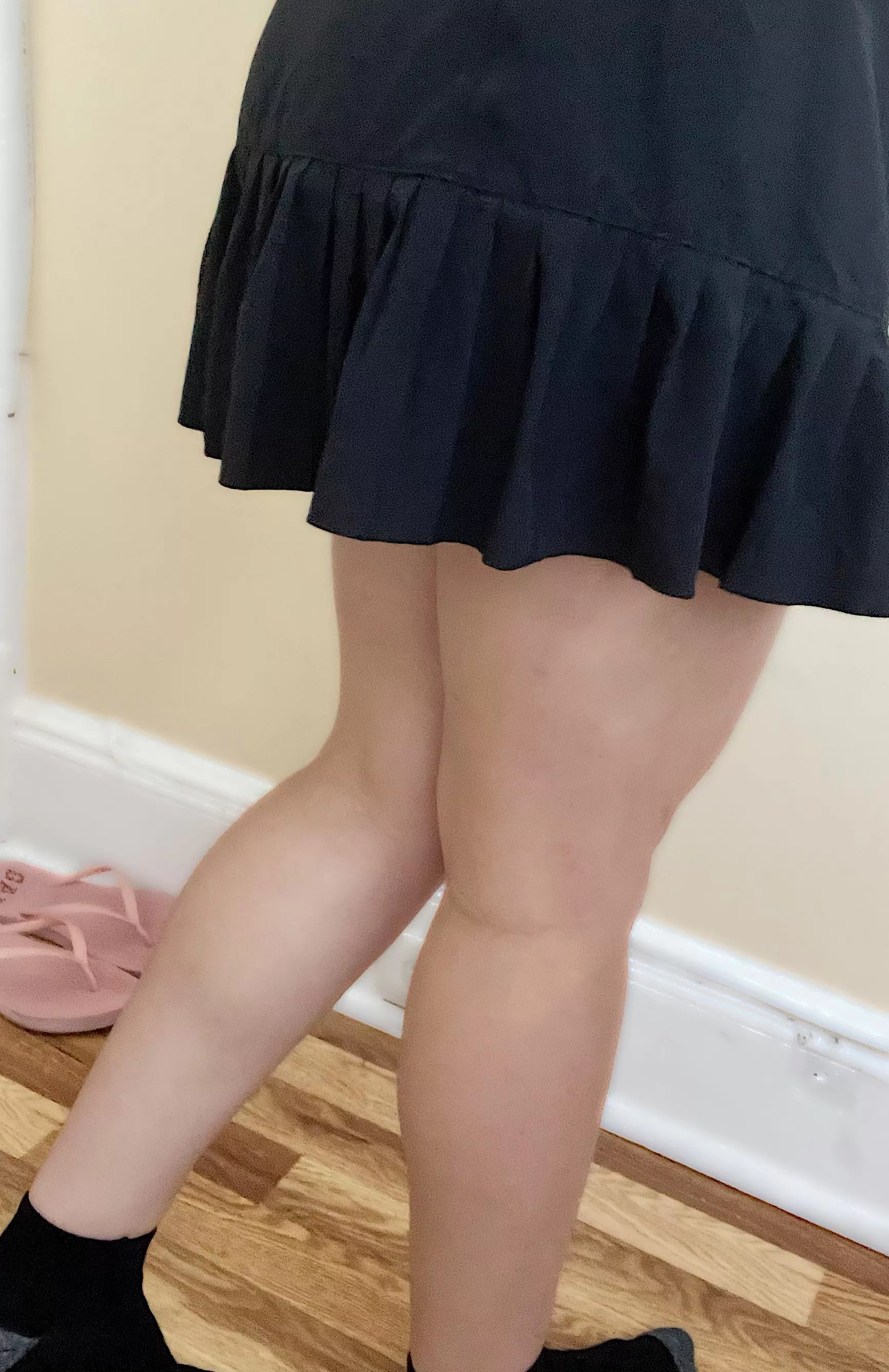 College cutie wears skirt to gym posted by starsodreamy