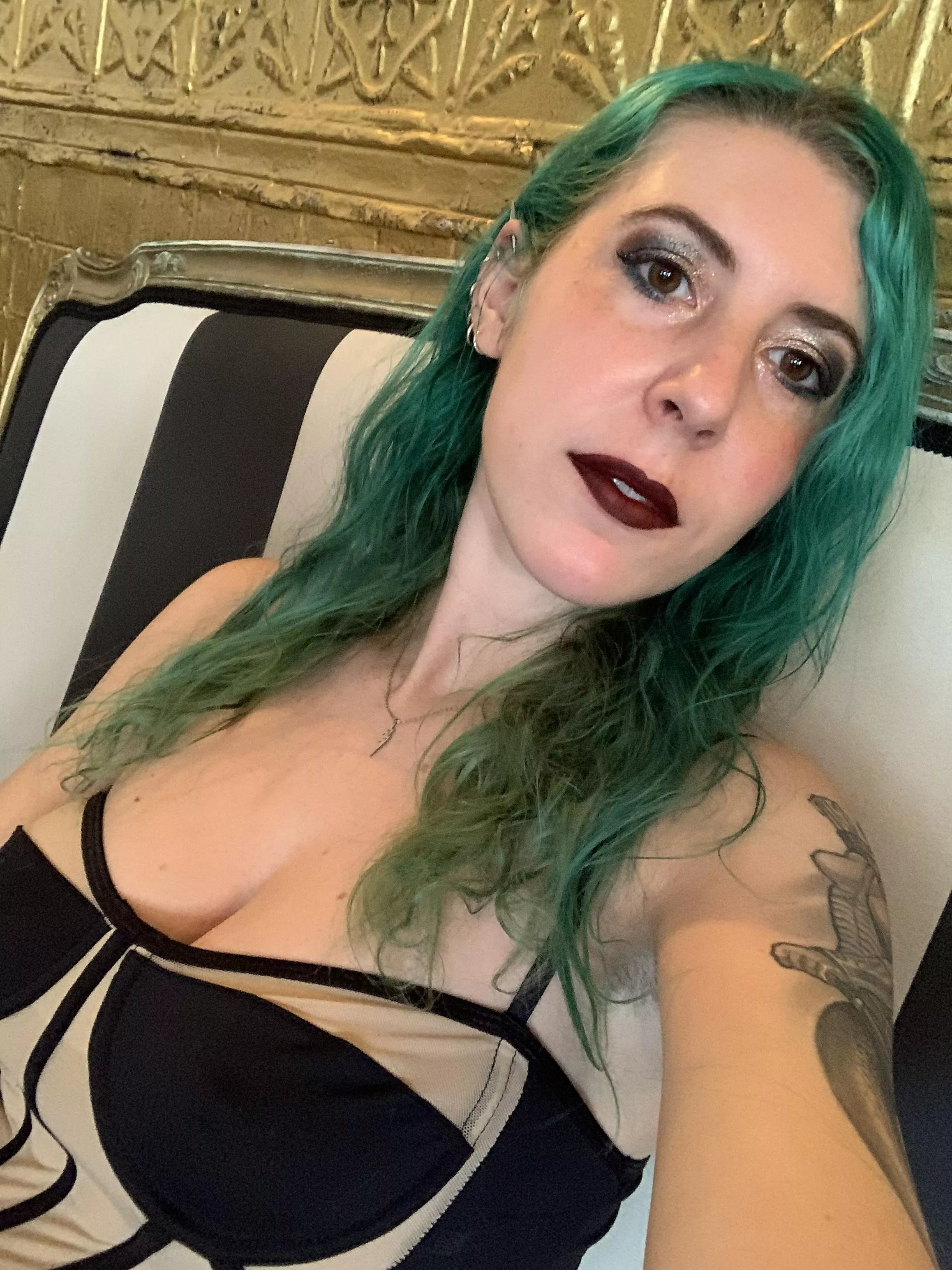 Corsetted cleavage posted by sirenskiss3